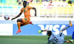 Talents recherchés : le jeune buteur zambien Patson Daka face au jeune gardien italien Andrea Zaccagno, le 5 juni 2017 à Suwon lors du Mondial U20 en Corée du Sud