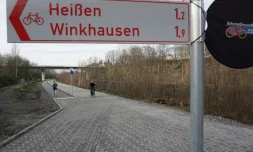Un panneau de signalisation sur la portion de 5 km d'autoroute pour cyclistes à Mulheim, dans la Ruhr, dans l'ouest de l'Allemagne, le 24 décembre 2015