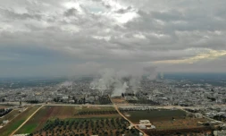 De la fumée s'élève au-dessus de la ville de Sarmin après des frappes aériennes des forces gouvernementales syriennes, le 4 février 2020 dans la province d'Idleb