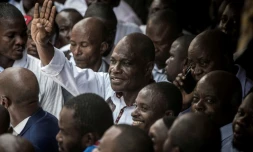 Martin Fayulu (c) candidat malheureux à l'élection présidentielle en RDC salue la foule lors d'une manifestation pour protester contre les résultats, le 11 janvier 2019 à Kinshasa