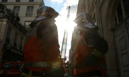 Des pompiers de Paris éteignent un incendie à Paris le 25 juillet 2017
