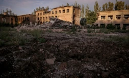 Des bùtiments lourdement endommagés à Tchassiv Iar, dans la région de Donetsk, le 25 juin 2024 en Ukraine