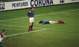 Alain Roche et Laurent Blanc abattus après l'élimination des Bleus du Mondial-1994 par la Bulgarie au Parc des Princes, le 17 novembre 2013 
