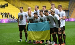 Les joueurs du Shakhtar Donetsk posent avec un drapeau ukrainien avant un match de charité contre Fenerbahçe, le 19 avril 2022 à Istanbul
