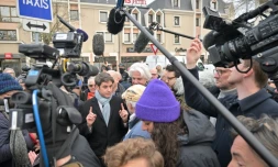 Le Premier ministre Gabriel Attal (c) parle avec des habitants sur le marché de Caen, le 14 janvier 2024 dans le Calvados