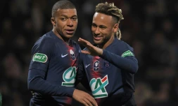 Les joueurs du Paris SG Neymar (d) et Kylian Mbappé (g) buteurs lors de la victoire 4-0 sur Pontivy et la qualification en 16e de finale de la Coupe de France le 6 janvier 2019