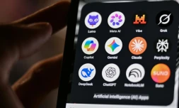 Les icônes de certaines des principales applications basées sur l’intelligence artificielle photographiées sur un smartphone le 15 juillet 2026, avec les logos (de gauche à droite) de Lumo de Proton AG, Meta AI, Mistral Vibe (anciennement Le Chat), Grok de xAI, Copilot de Microsoft, Gemini de Google, Claude d’Anthropic, Perplexity, Deepseek, Chat GPT d’OpenAI, Notebook LLM de Google et l’application de musique générative Suno