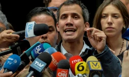 Le président autoproclamé du Venezuela, Juan Guaido, s'adresse à la presse après avoir assisté à une messe en l'honneur des prisonniers politiques et des exilés à l'église San Jose de Caracas, le 27 janvier 2019
