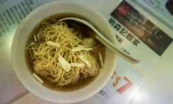 Un bol de nouilles fabriquées à la main servi dans un restaurant à Hong Kong, le 25 juillet 2017