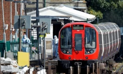 Des policiers de la scientifique relèvent des indices après un attentat dans le métro, à la station de Parsons Green, le 15 septembre 2017 à Londres