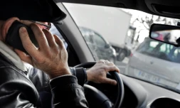 Un automobiliste téléphone au volant de sa voiture, le 4 janvier 2012 à Lyon