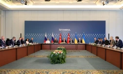 Des membres des délégations ukrainienne (d), russe (g) et turque (c) le 2 juin 2025 à Istanbul
