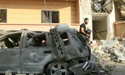 Un homme marche au milieu des décombres d'un bùtiment visé par une frappe dans la ville de Ghaziyeh, dans le sud du Liban, le 3 novembre 2024