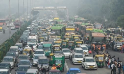Un embouteillage à New Delhi, enveloppée dans un épais nuage de pollution, le 12 novembre 2021