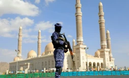 Un combattant houthi monte la garde devant la Grande mosquée al-Saleh de Sanaa, rebaptisée "Mosquée du Peuple", le 5 janvier 2024