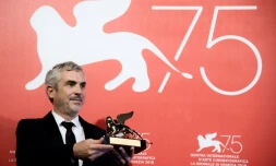 La réalisateur Alfonso Cuaron pose avec le Lion d'Or du meilleur film qu'il a remporté pour "Roma" au Festival de Venise le 8 septembre 2018