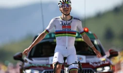 Tadej Pogacar franchit en vainqueur solitaire la lignée d'arrivée de la 12e étape du Tour de France, le 17 juillet 2025 à Hautacam