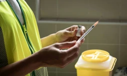 Une infirmière prépare une dose de vaccin contre la variole du singe, à Paris, le 27 juillet 2022