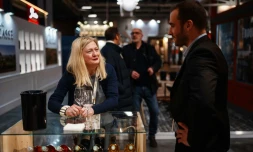 L'acheteuse de vin britannique Liz Donnelly, écoute le directeur commercial de la Cave de Gan-Jurançon vanter les vertus de son vin lors du salon Wine Paris et Vinexpo Paris la Porte de Versailles, le 13 février 2024 à Paris
