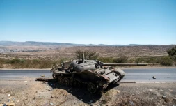 Un char endommagé, abandonné sur le bord d'une route au nord de Mekele, capitale du Tigré, le 26 février 2021 en Ethiopie