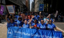 Des infirmières à domicile défilent pendant la parade en l'honneur des travailleurs essentiels pendant la pandémie de coronavirus, à New-York le 7 juillet 2021