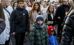 La veuve de Cédric Chouviat (c) et ses enfants lors d'une marche blanche le 12 janvier 2019 à Levallois-Perret