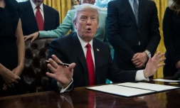 Le président Donald Trump dans le Bureau Ovale de la Maison Blanche, le 30 janvier 2017 à Washington