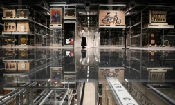 Une visiteuse regarde les oeuvres d'art exposées à la Storehouse du Victoria et Albert Museum, dans l'est de Londres, le 12 juin 2025
