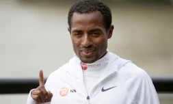 L'Ethiopien Kenenisa Bekele pose pour une séance photo, le 20 avril 2017, trois jours avant de participer au marathon de Londres