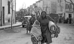 Une Espagnole et son enfant arrivent en France, dans la ville frontalière du Perthus, en février 1939, après avoir fui l'Espagne, à la suite de la victoire du général Franco