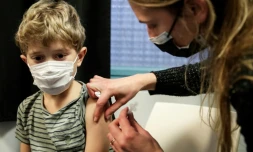 Un enfant est vacciné à Paris, le 17 décembre 2021