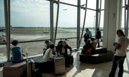Des passagers dans une salle d'embarquemednt de l'aéroport de Lyon-Saint-Exupéry le 15 septembre 2014
