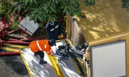 Evacuation du corps d'une victime de l'incendie d'un bloc d'immeubles résidentiels à Hong Kong, le 28 novembre 2025