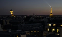 La vasque des Jeux Olympiques de Paris 2024 décolle du Jardin des Tuileries avec la Tour Eiffel en arriÚre-plan au coucher du soleil à Paris, le 5 août 2024