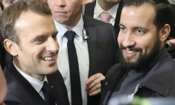 Emmanuel Macron et Alexandre Benalla (D), à Paris le 24 février 2018