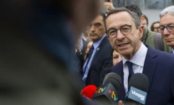 Le ministre français de l'Intérieur Bruno Retailleau, s'adresse à la presse à son arrivée pour participer au campus national des jeunes du LR au centre des congrès d'Épinal le 22 mars 2025