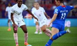 L'attaquante française Melvine Malard (g) défie la défenseuse islandaise Hallbera Gudny Gisladottir (d,) pendant l'Euro féminin 2022 au New York Stadium à Rotherham, le 18 juillet 2022.