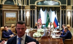 L'envoyé américain au Moyen-Orient Steve Witkoff, le secrétaire d'État Marco Rubio, le ministre russe des Affaires étrangères Sergueï Lavrov et leurs délégations assistent à une réunionà Riyad le 18 février 2025