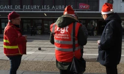 Des cheminots en grève le 23 décembre 2019 devant la gare d'Orléans-Les Aubrais