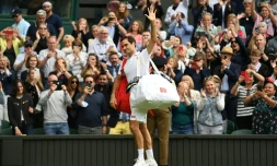 Le Suisse Roger Federer quitte le court central après sa défaite en 3 sets face au Polonais Hubert Hurkacz, en quart de finale, le 7 juillet 2021 au tournoi de Wimbledon à Londres