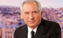 Le Premier ministre français François Bayrou pose avant une interview dans le journal télévisé du soir de la chaîne de télévision française TF1, à Boulogne-Billancourt, en périphérie de Paris, le 27 août 2025