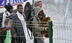 Des migrants mineurs évacués du campement illégal appelé "la jungle" à Calais, démantelée, s'apprêtent à partir en autocars vers des centres d'hébergement disséminés en France, le 2 novembre 2016