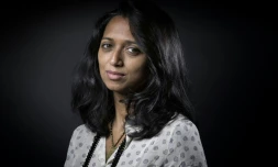 Nathacha Appanah, ici en 2016 Ă Manosque, dresse le portrait d'une femme magnifique dans "Le ciel par-dessus la tĂȘte" (Gallimard)