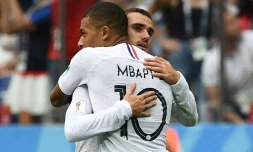 Les attaquants français Kylian Mbappé et Antoine Griezmann lors du quart de finale du Mondial contre l'Uruguay, le 6 juillet 2018 à Nijni Novgorod   