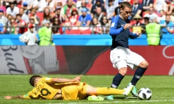 L'attaquant de l'équipe de France Antoine Griezmann obtient un penalty contre l'Australie lors du Mondial, le 16 juin 2018 à Kazan