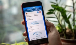 Un écran de téléphone avec un modÚle du nouveau "certificat de santé pour les voyages internationaux" chinois, à Pékin, le 9 mars 2021