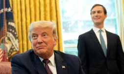 Jared Kushner prÚs de son beau-pÚre, le président américain Donald Trump, lors de l'annonce de la reconnaissance d'Israël par Bahreïn, le 11 septembre 2020