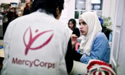 Un interprète de l'ONG Mercy Corps parle le 10 mars 2017 à une migrante dans le centre d'accueil Melissa à Athènes, qui propose des ateliers aux femmes migrantes