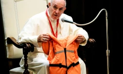 Le pape François montre lors d'une réunion avec des jeunes, le 28 mai 2016 au Vatican, le gilet de sauvetage d'un jeune qui s'est noyé en Méditerranée en essayant de rejoindre l'Europe