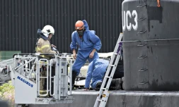 Des enquêteurs relèvent des indices sur le sous-marin Nautilus, le 13 août 2017 dans le port de Copenhague, après le meurtre de la journaliste suédoise Kim Wall tuée par le Danois Peter Madsen